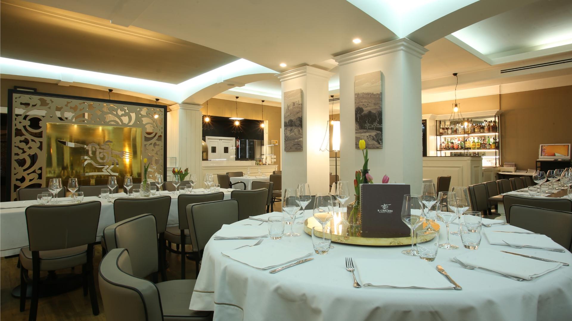 Buffet con croissant, toast, marmellate e spiedini, persone servendosi caffè.