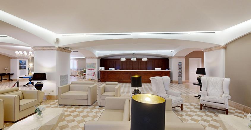 Corridoio elegante con porte verdi, atmosfera calma e sofisticata, luce soffusa.